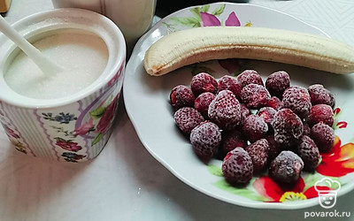Подготовим все ингредиенты. Молоко должно быть хорошо охлаждено в холодильнике. Сейчас зима, поэтому клубника у меня замороженная. Это даже лучше! Так смузи станет еще более холодным, лучше взобьется и его будет еще приятней пить.