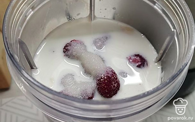 Смузи лучше делать с помощью мощного блендера. В чашу блендера помещаем все ингредиенты: молоко, банан, клубнику и сахар. Сахара можете положить меньше или больше, на ваш вкус.
