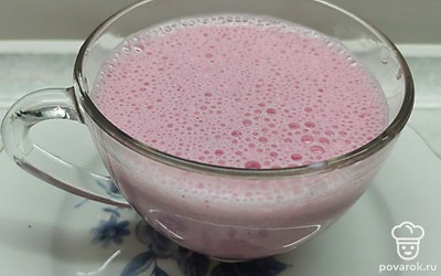 Вот и все! Смузи готов! Можно разливать по чашкам и наслаждаться клубничным вкусом смузи. Приятного аппетита! 