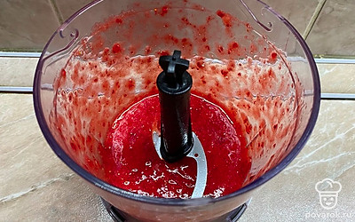 У ягод клубники оторвать хвостики, промыть их и измельчить в блендере.