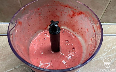 Банан очистить от кожуры, добавить в блендер к клубнике и также измельчить.