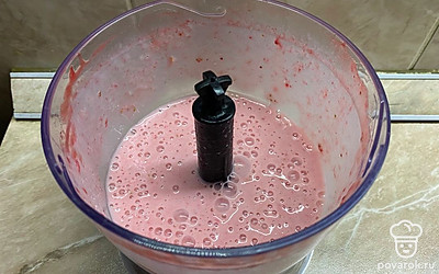 Влить в чашу блендера молоко и все хорошо перемешать.