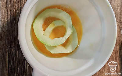 Яйцо взбиваем, солим.