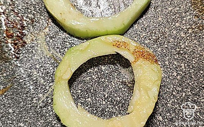 Кабачки нарезаем, макаем в яйцо, обжариваем с двух сторон до золотистой корочки. 