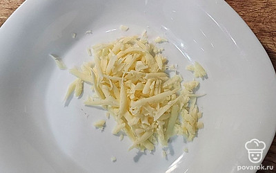 Сыр натираем, добавляем майонез. 