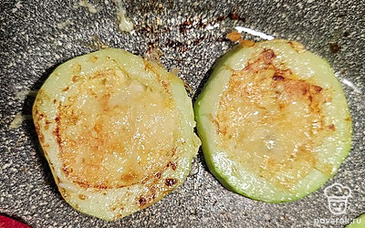 Обжариваем с двух сторон до золотистой корочки примерно по 2 минуты.