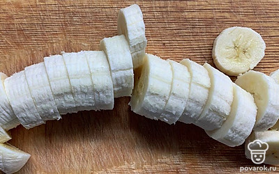 Банан режем на кусочки.