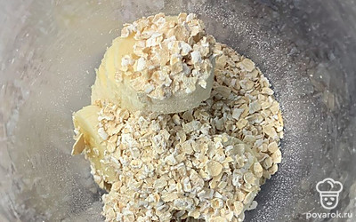 В чашу блендера отправляем банан и хлопья. Измельчаем.