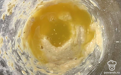 В получившееся пюре добавляем сок. Хорошо все перемешиваем.