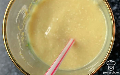 Переливаем смузи в стакан и подаем с трубочкой.