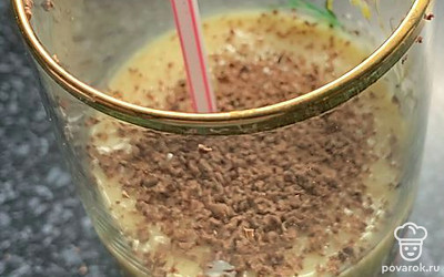 Перед подачей посыпаем тертым шоколадом.