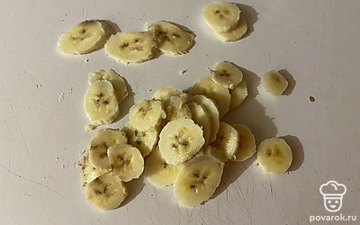 Банан нарежьте на маленькие кусочки. 