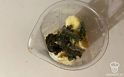 В чаше блендера соедините мяту и нарезанный банан.