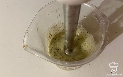 Измельчите лисья мяты и банан в однородное пюре. 