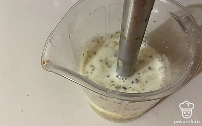 Туда же добавьте молоко.