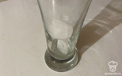 В стакан для подачи поместите лед.