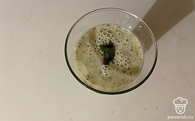 Перед подачей украсьте смузи листочком мяты.