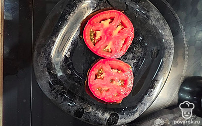 Большой помидор нарезаем кружочками, удаляем сердцевину помидора.