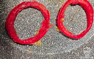 На растительном масле обжариваем кружочки. 