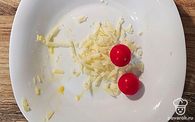 Натираем сыр, нарезаем черри.