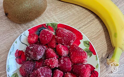 Подготавливаем фрукты.