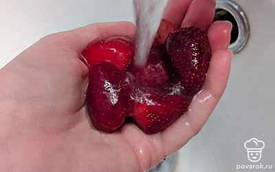 Клубнику тщательно моем. Можно использовать как свежую, так и замороженную.