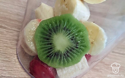 Нарезаем фрукты и отправляем в блендер. За счет банана смузи получается сладким, но при желании можно добавить сахар, мед или фруктовый сироп.