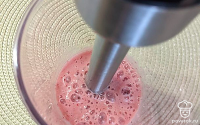 Взбиваем фрукты.