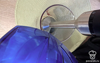 Чтобы смузи получился не слишком густым, можно добавить немного воды.