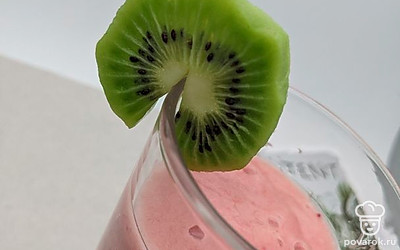 Перед подачей смузи можно украсить долькой киви.