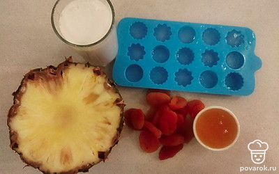 Абрикосы помойте и обсушите, удалите косточки. Ананас очистите от кожуры и удалите центральную часть.