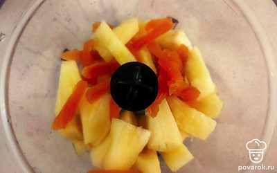 Нарежьте абрикос на кусочки. Ананас разрежьте на ломтики. Нарезанный фрукты отправьте в блендер.