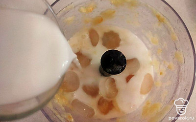 Измельчите фрукты до состояния пюре. Добавьте к нему мед, кокосовые сливки, лед и пробейте еще раз.