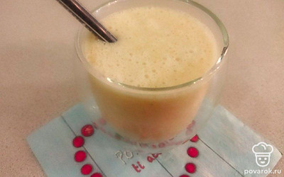 Разлейте смузи в бокалы или стаканы. Украсьте кусочками свежих ананасов, мятой. Подайте сладкий бисквит или печенье.