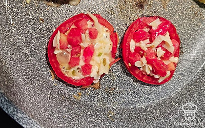 Выкладываем начинку в середину помидора и жарим 3 минуты.