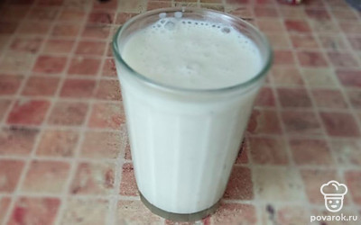 Вкусный сладкий напиток с банановым вкусом готов. 