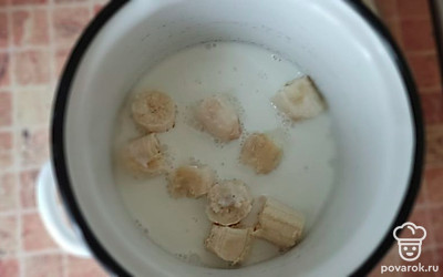 Банан поломайте на кусочки и залейте молоком. 