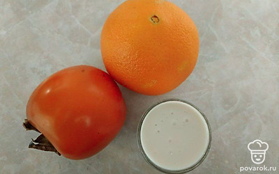 Хурму помойте и обсушите. Апельсин помойте, промокните полотенцем. Приготовьте блендер и посуду для смузи.