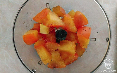 Хурму порежьте кубиками. Апельсин очистите от кожуры и отделите мякоть от кожицы.