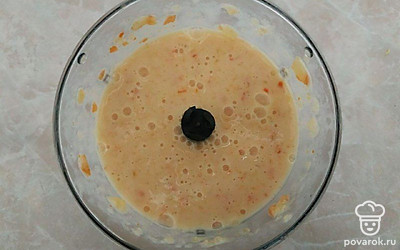 Кусочки хурмы, апельсина и ряженку загрузите в блендер и хорошо перебейте до однородной смеси. Перелейте напиток в стакан.