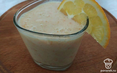 Подайте смузи с кружочком апельсина. Украсьте напиток листиком мяты, присыпьте шоколадной крошкой. Подайте легкий бисквит или другую выпечку.