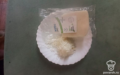 Натереть сыр на мелкой терке. 