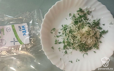 Смешать сыр с измельченным укропом. 