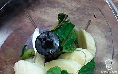 Банан нарезать на дольки, добавить в блендер мяту и банан.