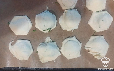 Сверху накрыть тестом, раскатать, сформировать шарики. 