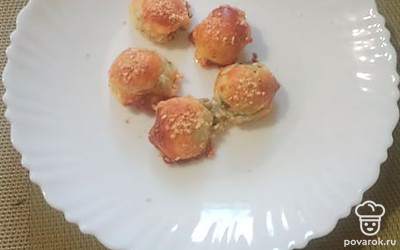 Смазать яйцом, посыпать кунжутом и выпекать при 180 градусах 15 минут. 