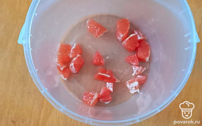 Нарежьте апельсин.