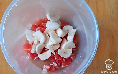 Туда же нарежьте банан.