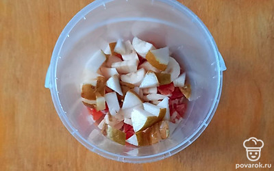 Нарежьте грушу и киви.