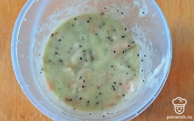 Фрукты перебейте блендером.